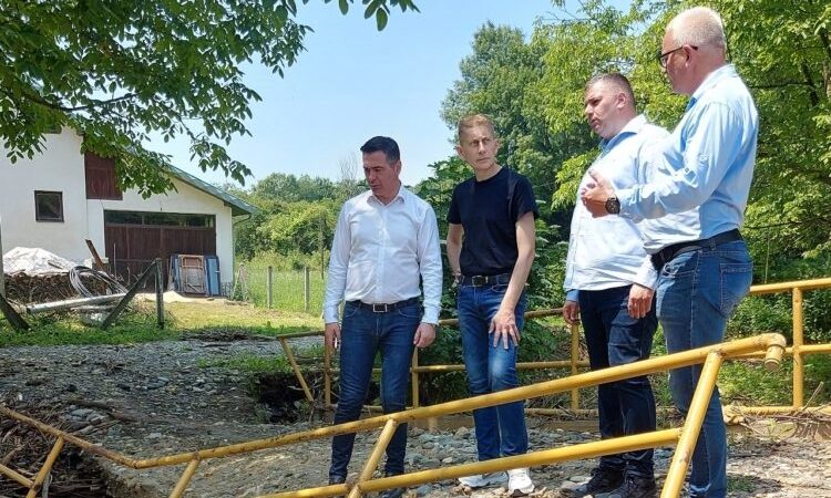 МИНИСТАР МАРТИНОВИЋ ОБИШАО ПОПЛАВЉЕНА ПОДРУЧЈА У ВРЊАЧКОЈ ОПШТИНИ