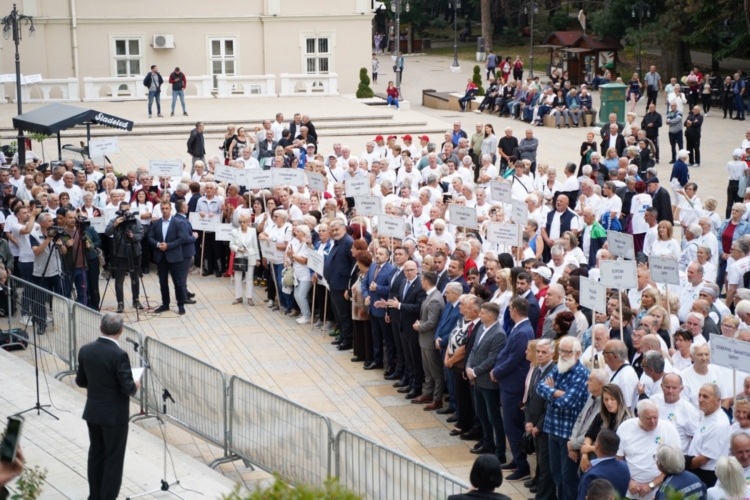 ПРЕМИЈЕР ВУЧЕВИЋ ПОЖЕЛЕО УСПЕШНЕ ИГРЕ ПЕНЗИОНЕРИМА