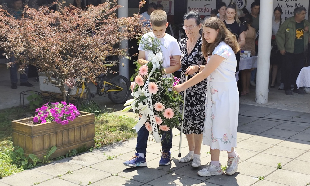 Најстарија потомкиња стрељаних на Бањици, Здравка Милосављевић, положила је венац уз помоћ ученика школе