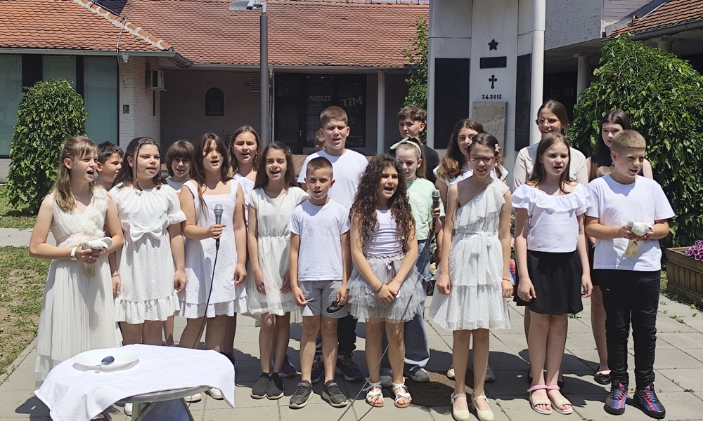 Извођење „Победне песме“ ученика ОШ „Бане Миленковић“