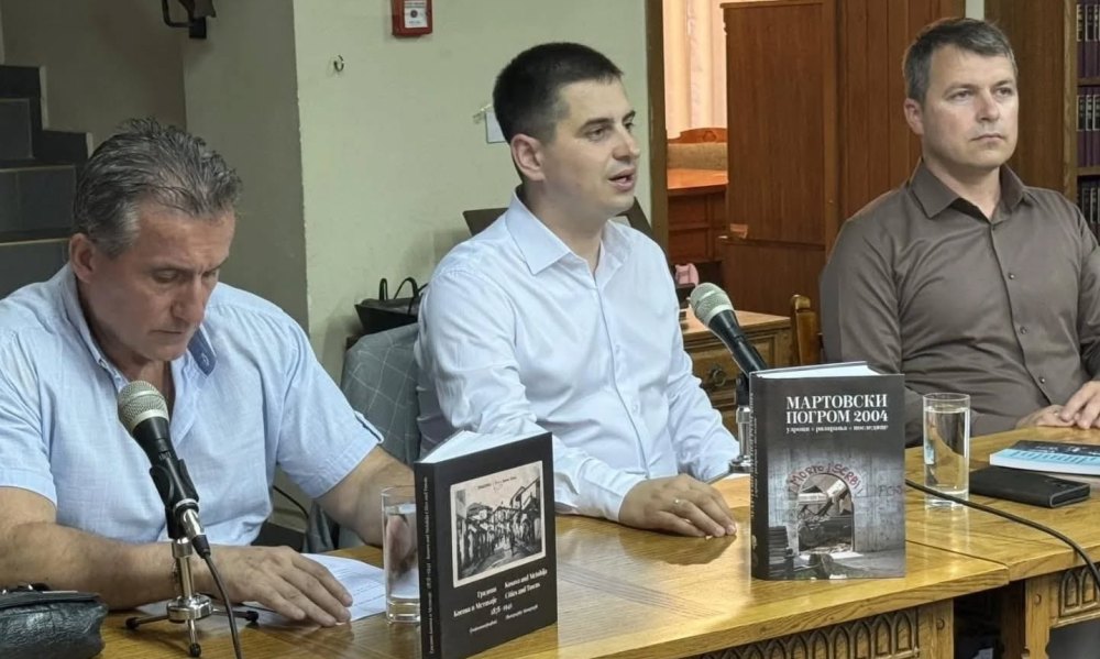 Професор др Славиша Недељковић, професор др Дејан Антић и директор Архива Ким и аутор Марко Марковић на промоцији фотомонографије ,,Градови Косова и Метохије 1878-1941”