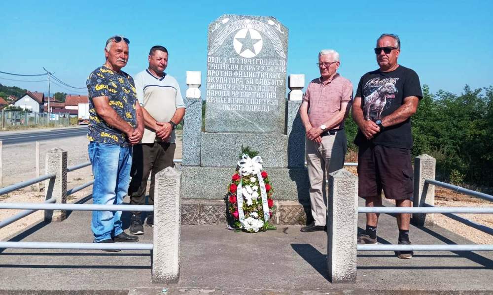 Полагање венца на Споменик попинским борцима