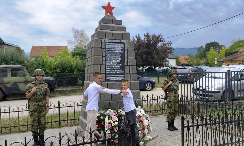 Капију обновљеног споменика палим Вранешанима симболично су отворили Огњен Котуровић и Страхиња Михајловић