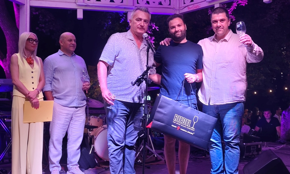 Бранко Чотрић и Бојан Марановић уручују поклон Младену Вучковићу