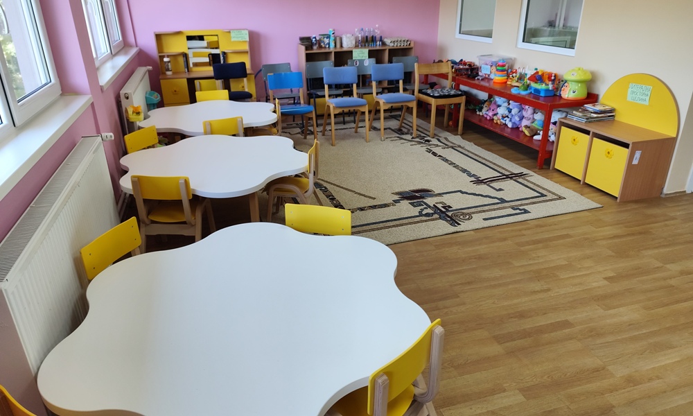 Просторије новооформљене јаслене групе опремљене су новим креветима, душецима и столицама за удобан боравак малишана