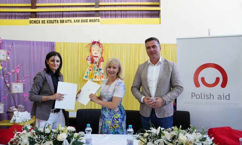 Маја Цветковић, Kamilla Duda Kawecka и Бобан Ђуровић након потписавања уговора о донациији