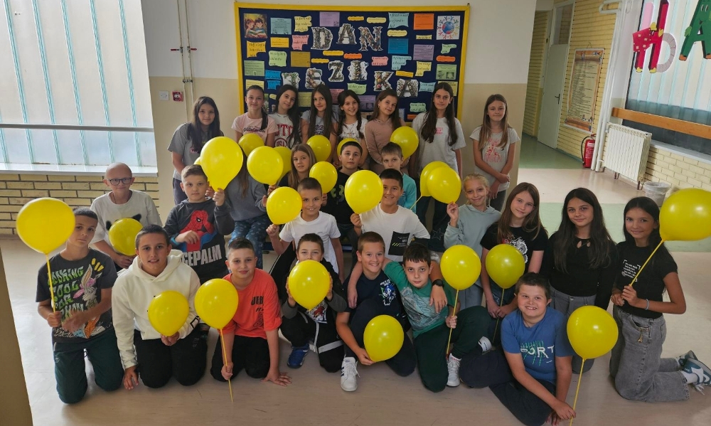 Жути балони у рукама ученика издвојеног одељења „Пискавац“ у част Европског дана језика
