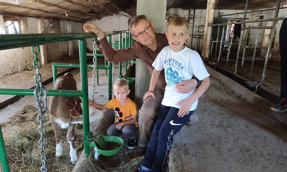 Малени Филип и Лазар Цветковић са министром Гламочићем током обиласка имања