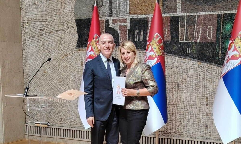 Министар правде Ненад Вујић и др Јелена Чеперковић након уручења уговора 8. септембра у Палати Србија