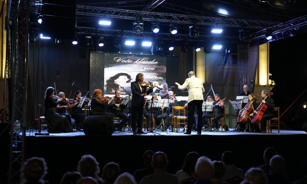 Јован Колунџија и Београдски солисти под диригентском палицом Дејана Савића