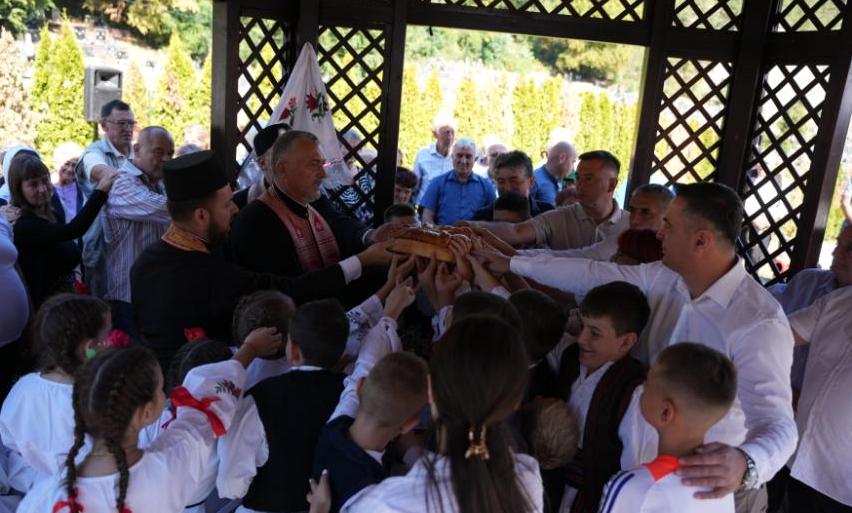 Сечење славског колача