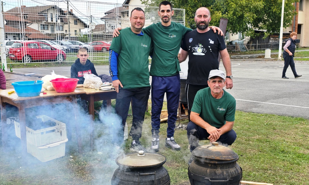 Немања Зарић, организатор и иницијатор хуманитарне „Гулашијаде“ са својом екипом