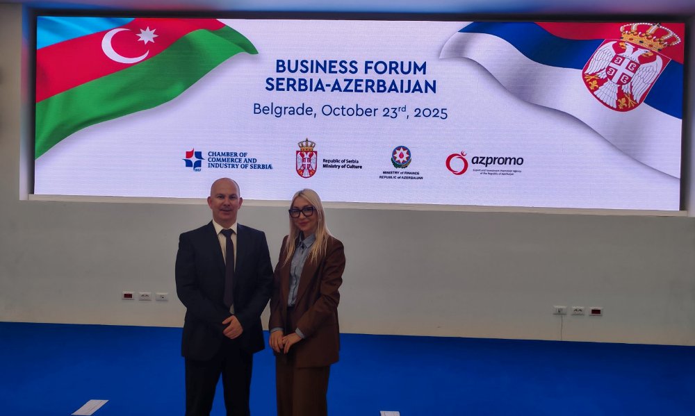 Срђан Кожетинац и Бојана Бељић, учесници форума испред СБ Меркур