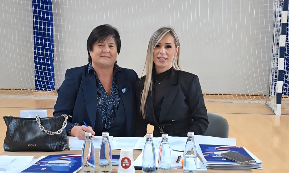 Гордана Радичевић (лево) током потписивања уговора