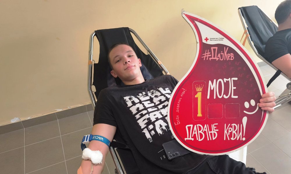 Војин Пецић први пут као добровољни давалац крви