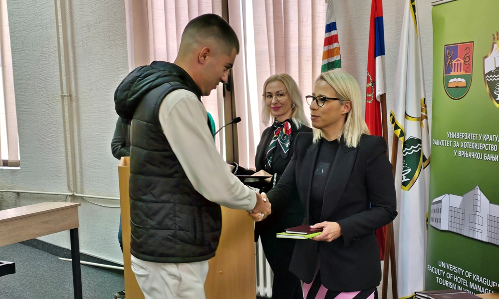 Проф. др Марија Костић уручује индекс једном од студената 15. генерације