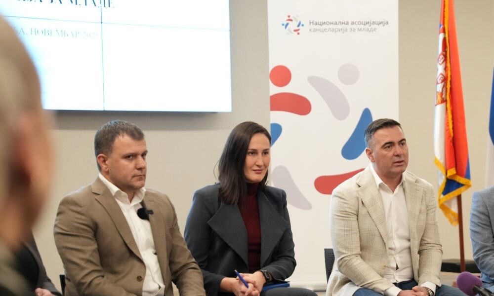 Хусеин Мемић, Ивана Антонијевић (помоћница министра туризма и омладине) и Бобан Ђуровић током панела