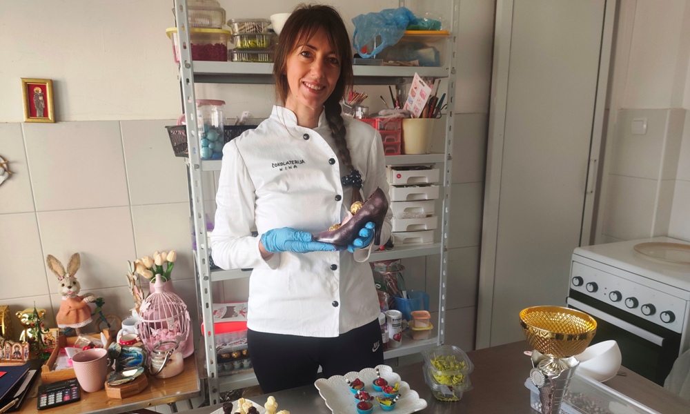 Марина Бабић са чоколадном ципелицом