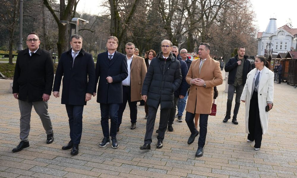 Премијер и делегација у обиласку главног врњачког шеталишта