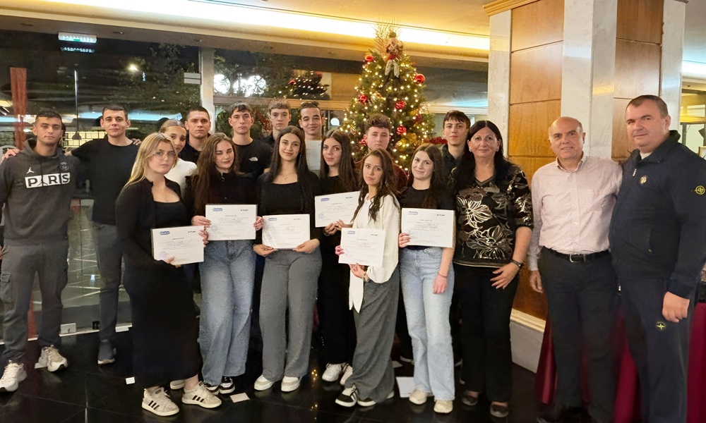 Ученици, професори и ментори након уручења сертификата о успешно завршеном програму мобилности Еразмус+