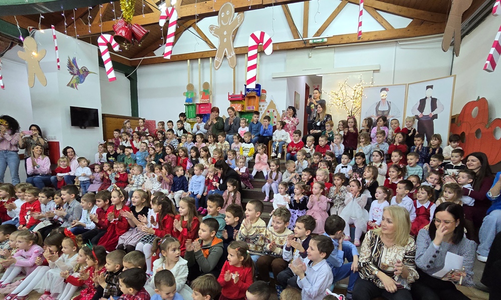 Одушевљени малишани уживају у програму