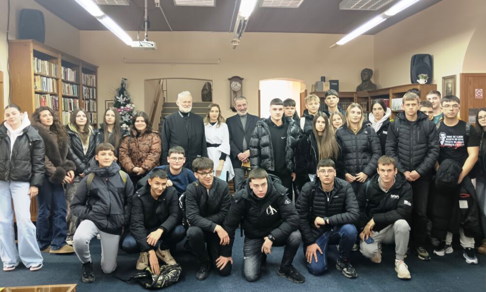 Врњачки гимназијалци са ауторима изложбе на отварању