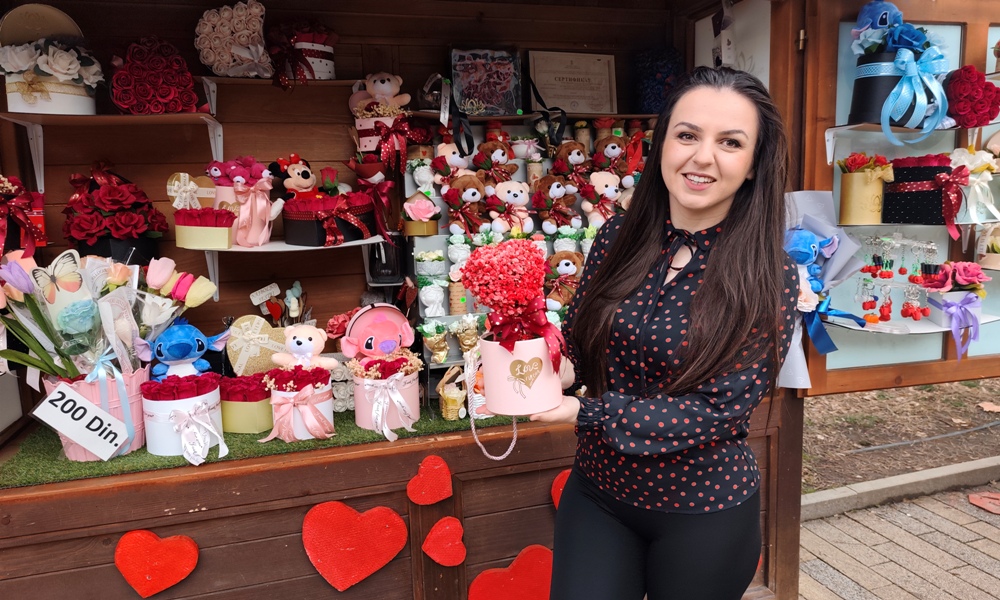 Са радовима на штанду на Променади