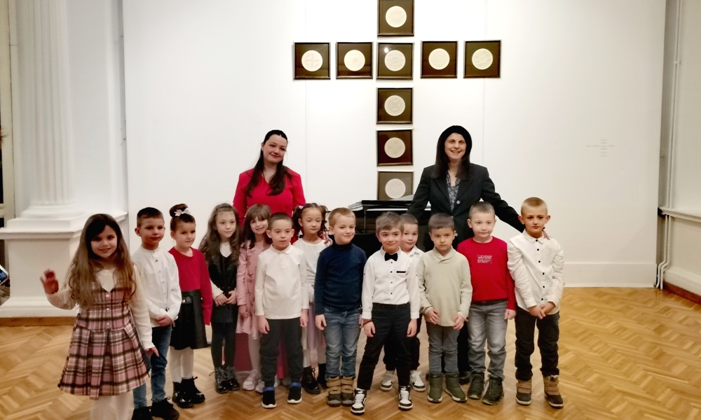 Јована Крстић и Оливера Цветић са ученицима ПУ ,,Бисери", Трстеник