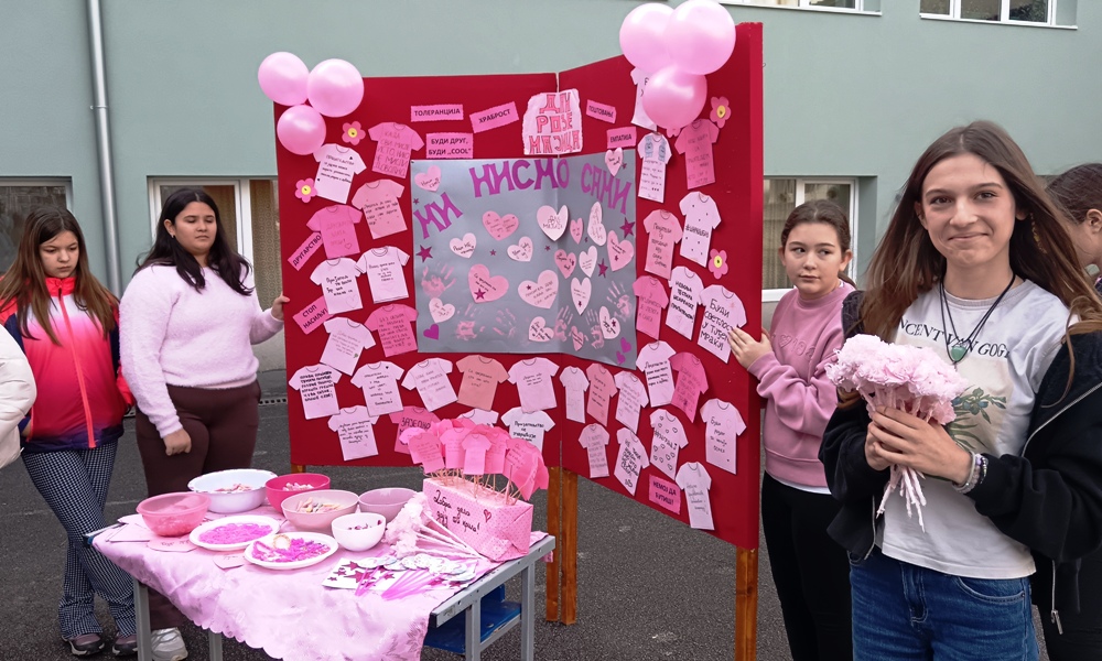 Огњенка Милутиновић направила је специјалне руже од папира