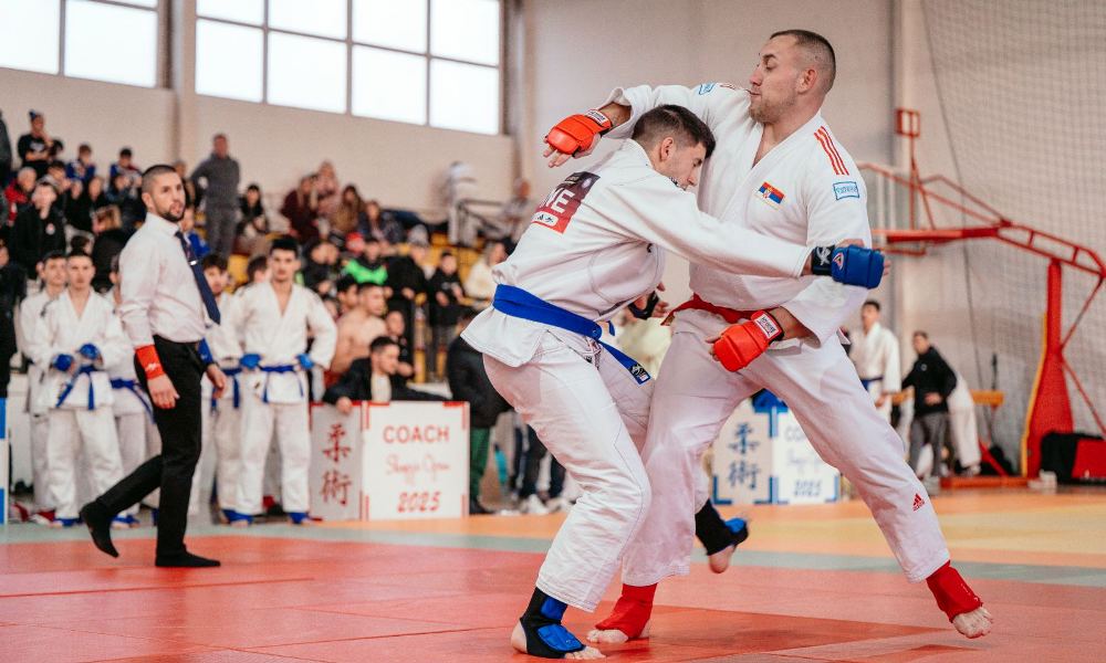 Стајковац доминира у борби