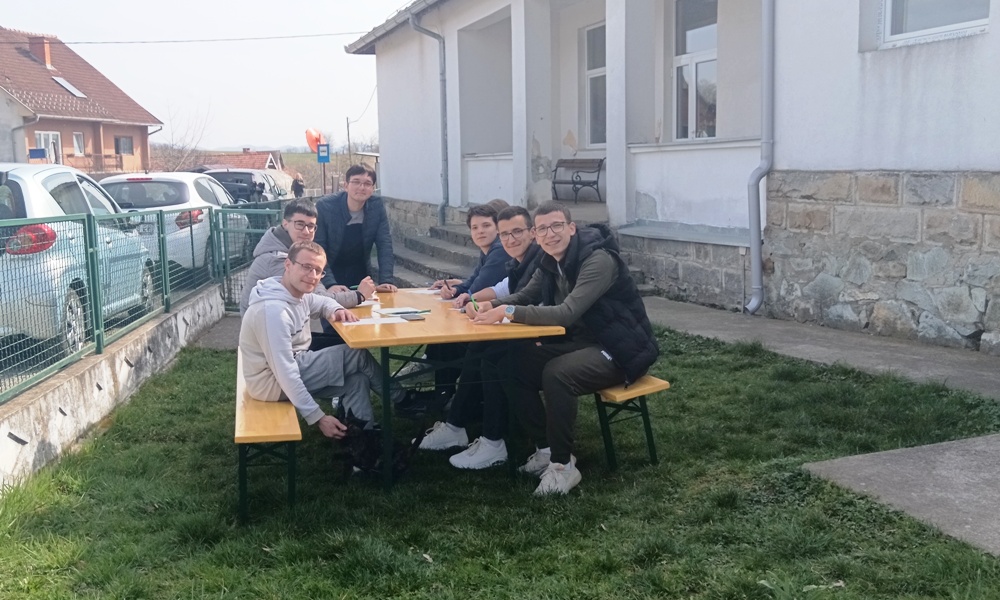 Група ученика из Угоститељско-туристичке школе, добровољни даваоци крви у Отроцима