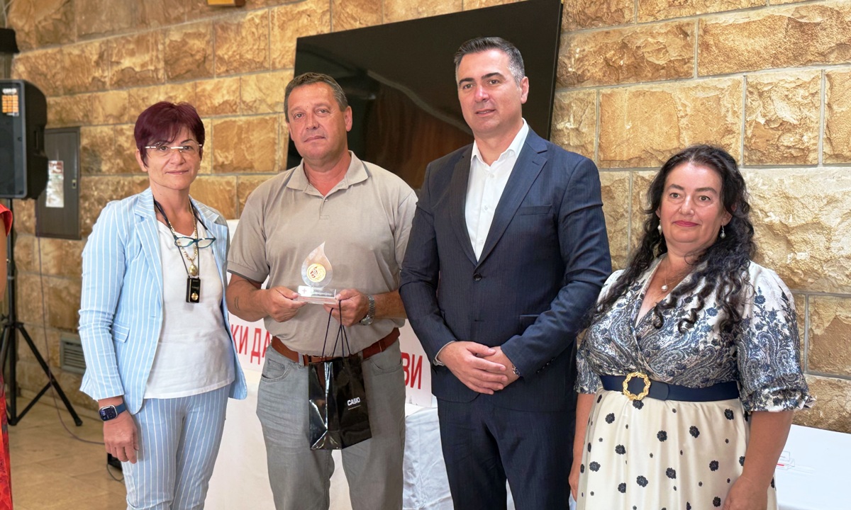 Додела признања Горану Гојковићу поводом јубиларног 100. добровољног давања крви