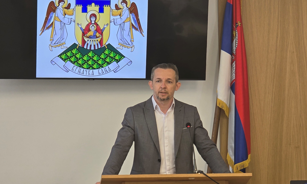 Небојша Алимпић представља одборницима Програм за унапређење положаја младих у општини Врњачка Бања за период 2026–2028. године