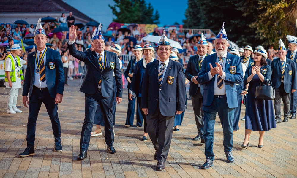 Директор Врњачког карневала са званичницима ФЕЦ-а на Променади